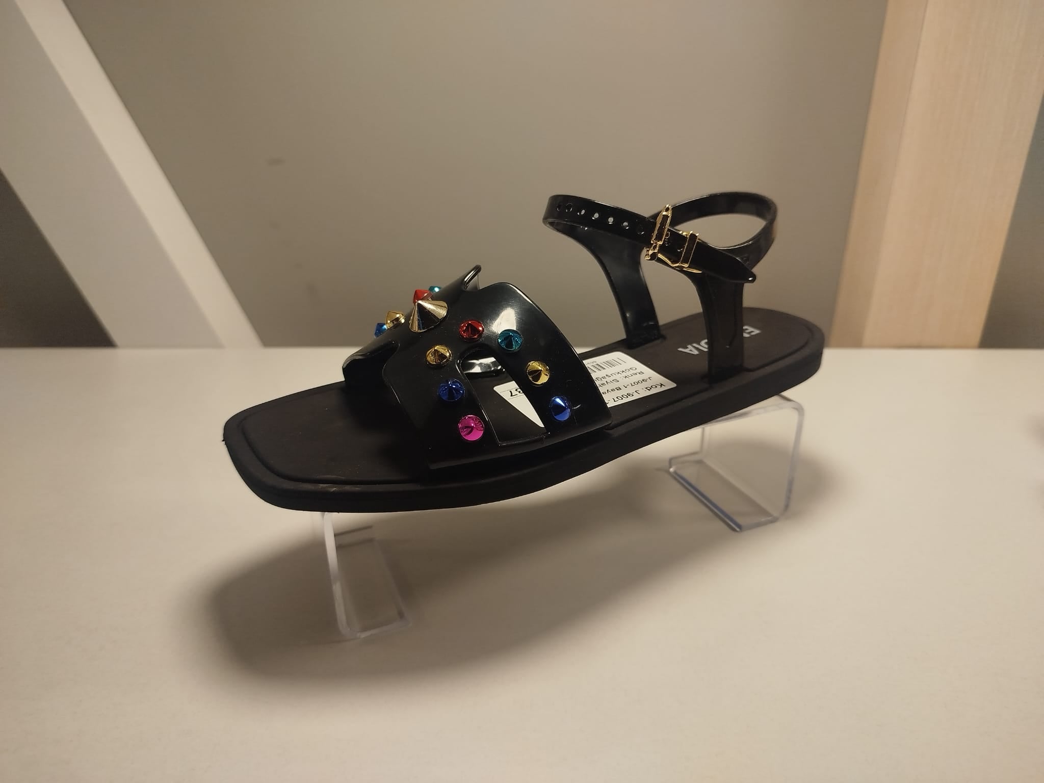 Gökkuşağı Taşlı Zımba Detaylı Siyah Sandalet Kadın J-9007-1