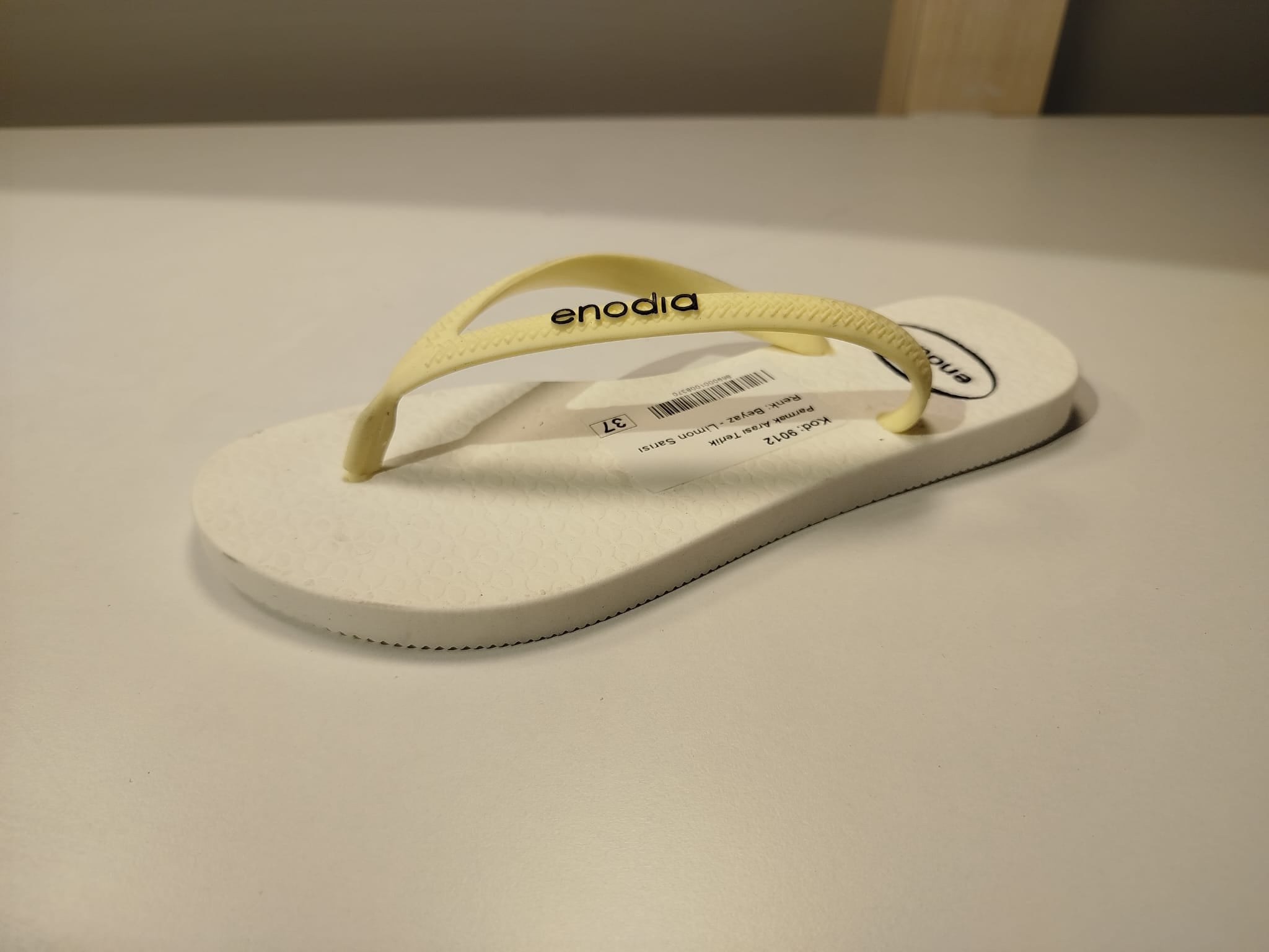 J-9003 Kadın Beyaz Limon Sarısı Parmak Arası Terlik - Şık ve Rahat Yazlık Terlik